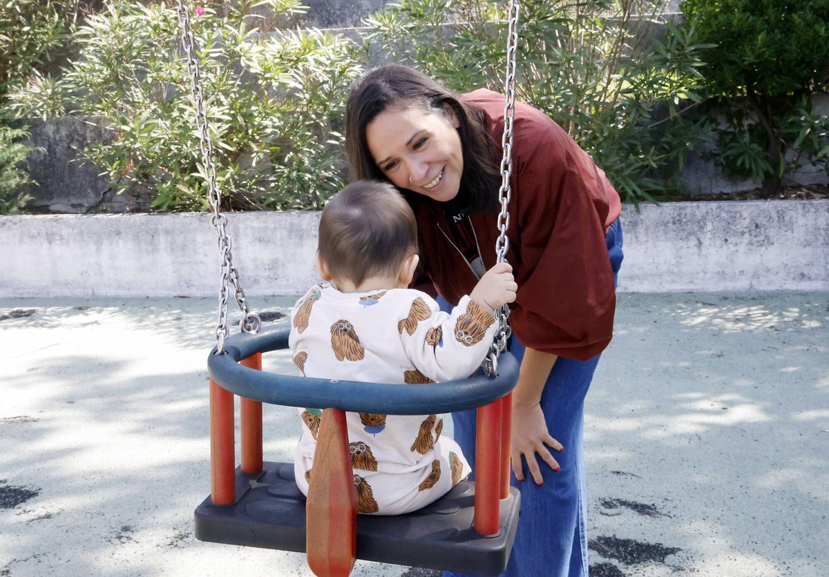 Vigo (Plaza del Rey). La cantante y compositora Wöyza (Sofía Trigo) con su hijo Óliver de 6 meses