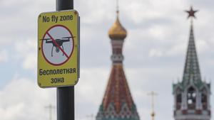 Señal de advertencia sobre la prohibición de drones frente al Kremlin, en la Plaza Roja de Moscú, en una imagen de archivo. EFE/EPA/Maxim Shipenkov