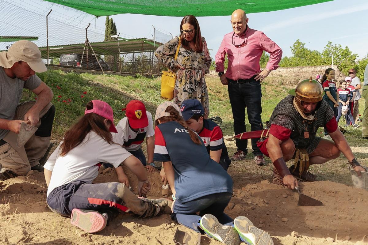 Fuster y Jiménez, ayer, en su visita al yacimiento de la Huerta de Otero.