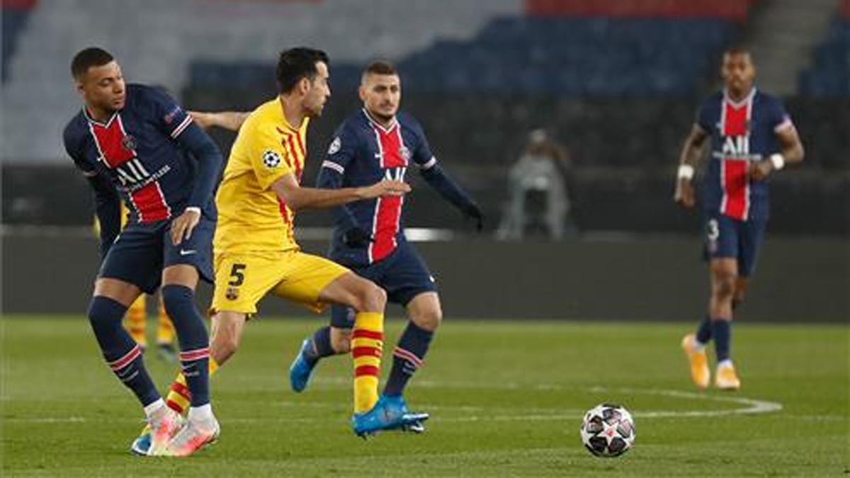 Busquets, durante el partido ante el PSG
