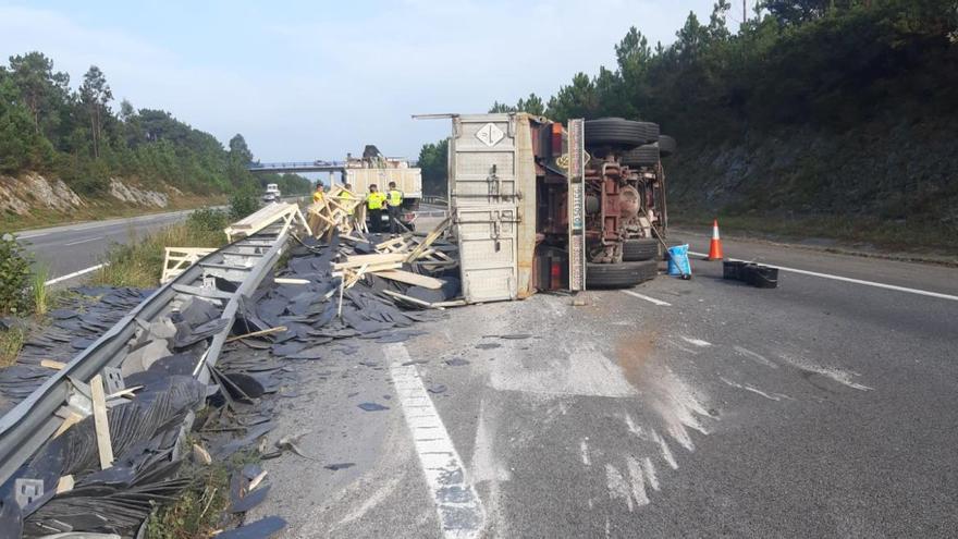 Un camionero de 84 años, herido al volcar en la A-8