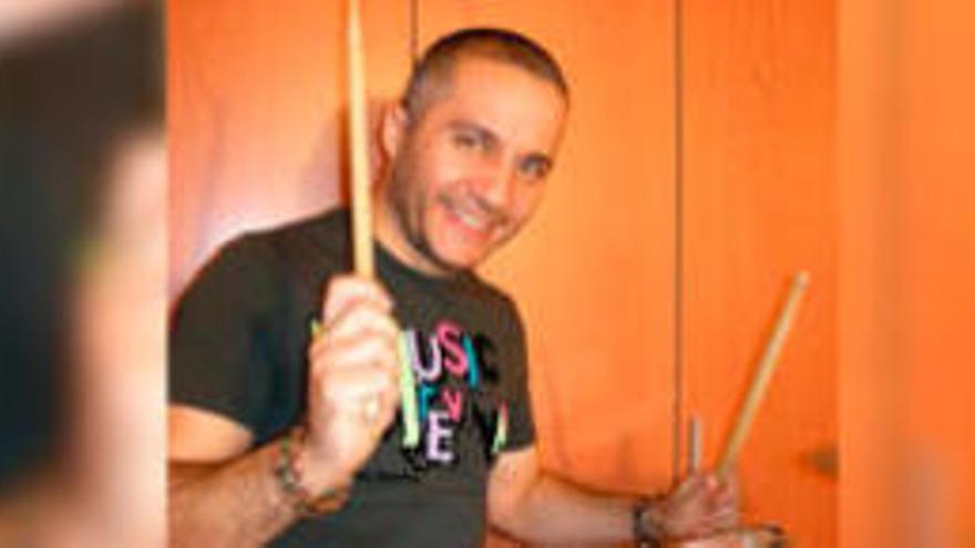 Javier Fernández, baterista de Los Piratas.