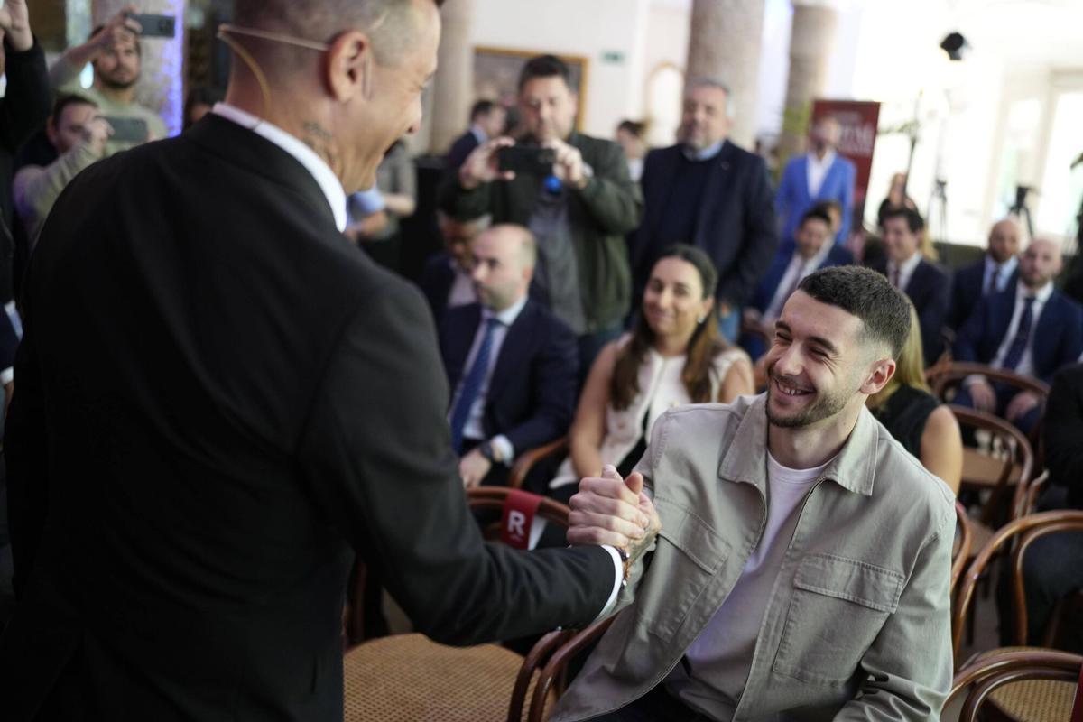El exfutbolista Keko Martínez, autor del libro Capital Trascendente , antes de la presentación de su libro junto al portero del FC Barcelona.