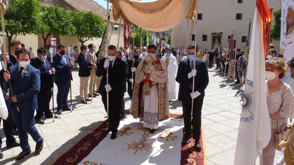 La Custodia procesionó bajo palio en Palma del rio