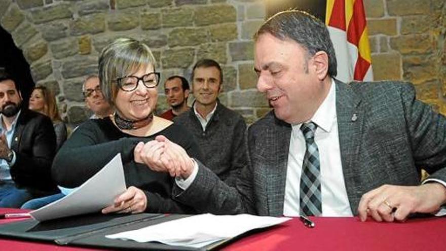 Signatura del pacte de govern entre Estefanell (ERC) i Junyent (CDC)