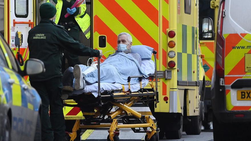 Una ambulancia traslada a un paciente con coronavirus a un hospital de Londres