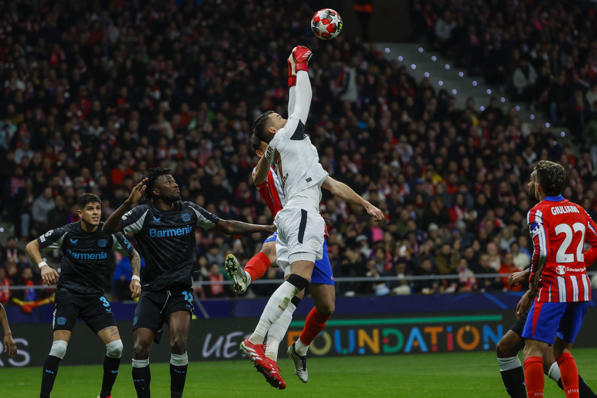 MADRID, 21/01/2025.- El guardameta checo del Leverkusen Matej Kovar despeja un balón durante el encuentro correspondiente a la fase regular de la Liga de Campeones que disputan hoy martes Atlético de Madrid y Bayer Leverkusen en el estadio Metropolitano, en Madrid. EFE/ Juanjo Martín