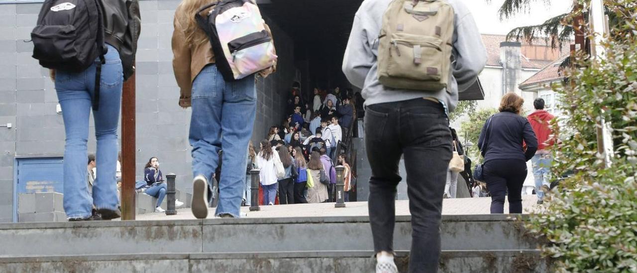 Estudiantes universitarios a la entrada de la facultad.