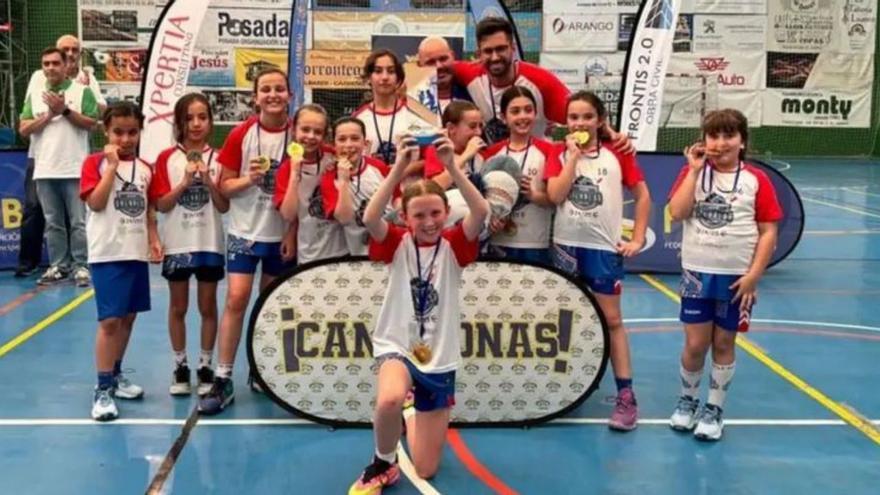 Las jugadoras, con sus medallas. |