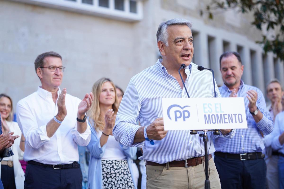 El diputado general por Álava del PP, Javier de Andrés, durante un acto de la campaña.