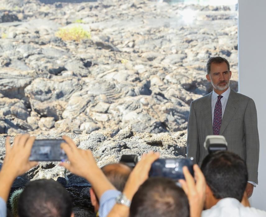 Felipe VI inaugura la exposición de César Manrique