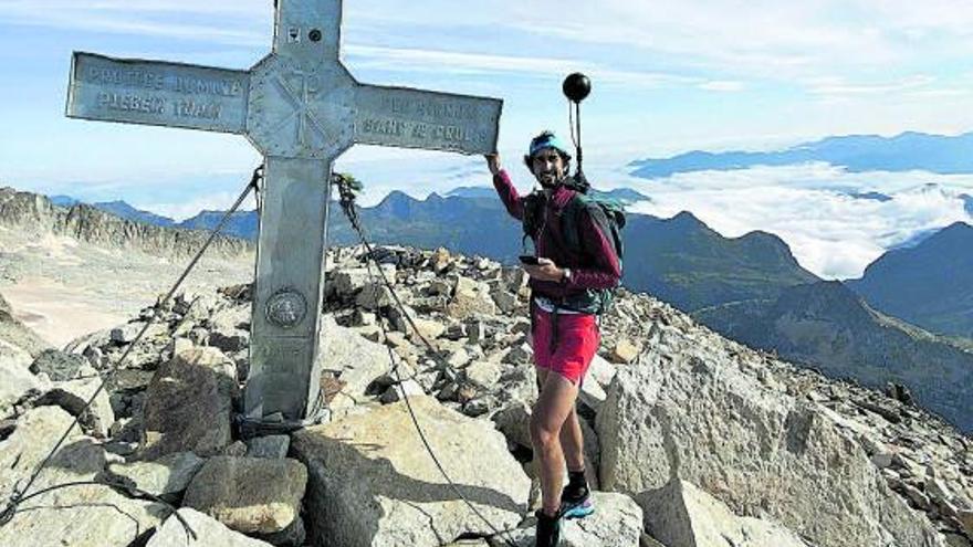 Biel Rafols, en la cruz de la cima del Aneto (3.404 metros) cargado con la cámara que graba en 360º.