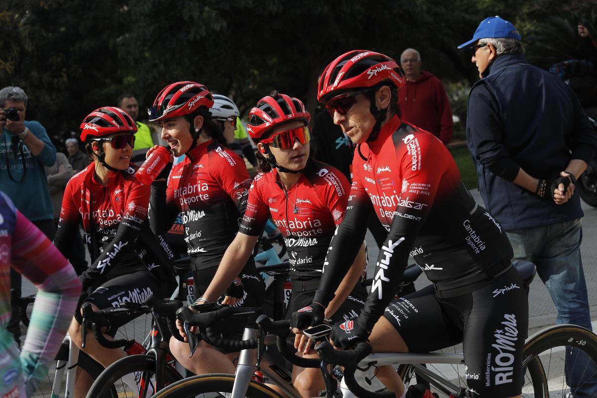 Salida de la primera etapa de la Setmana Ciclista femenina