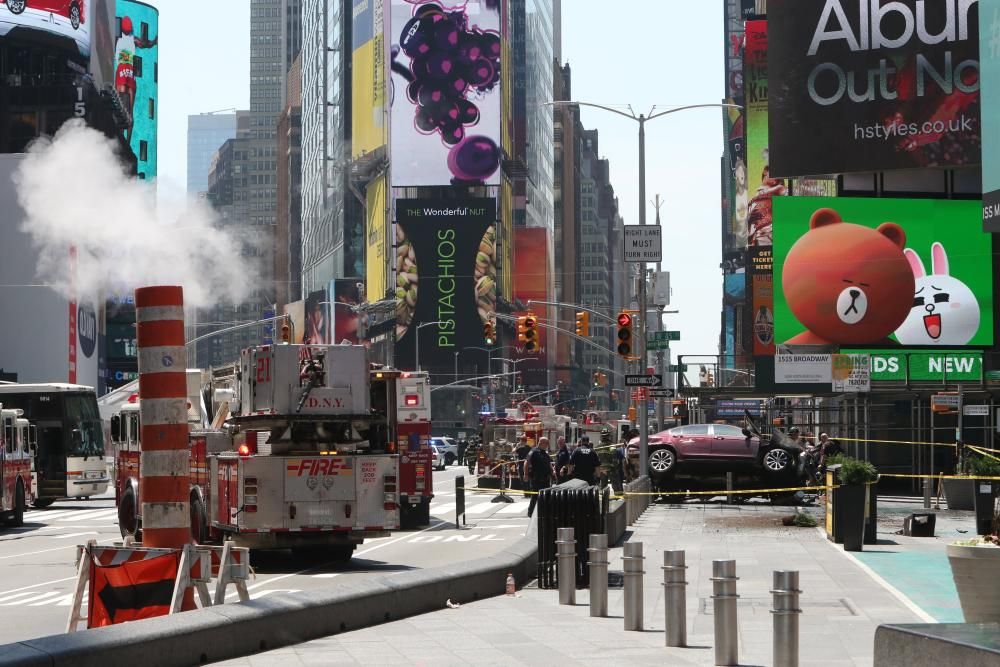 Un coche atropella a una multitud en Times Square