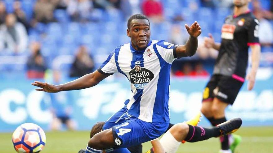 Ola John, frente al Espanyol, en su primer partido como titular en el Deportivo.