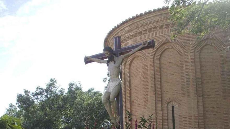 Procesión del Cristo de las Batallas con la ermita al fondo.