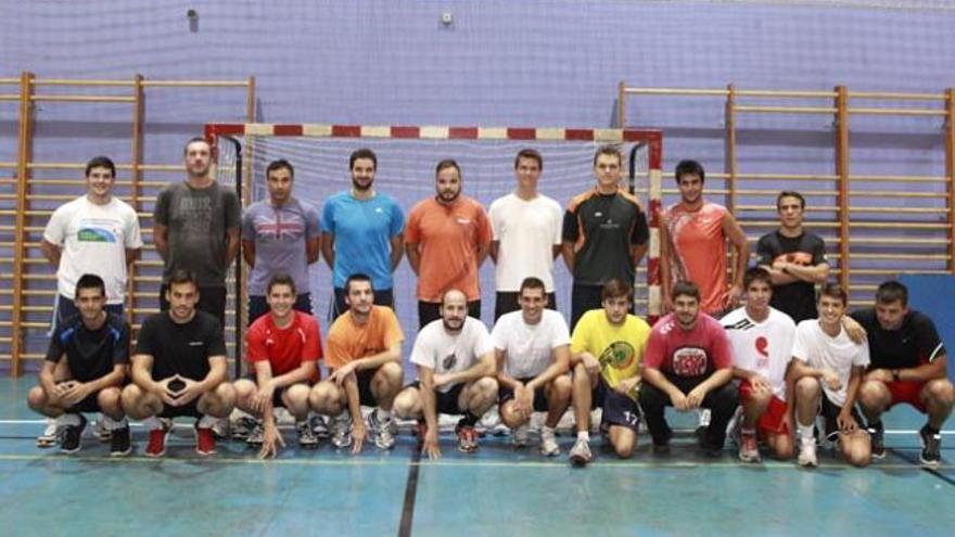 Estos son los jugadores del Handbol Club Eivissa que empezaron ayer a entrenar bajo las órdenes de su entrenador Félix Mojón.