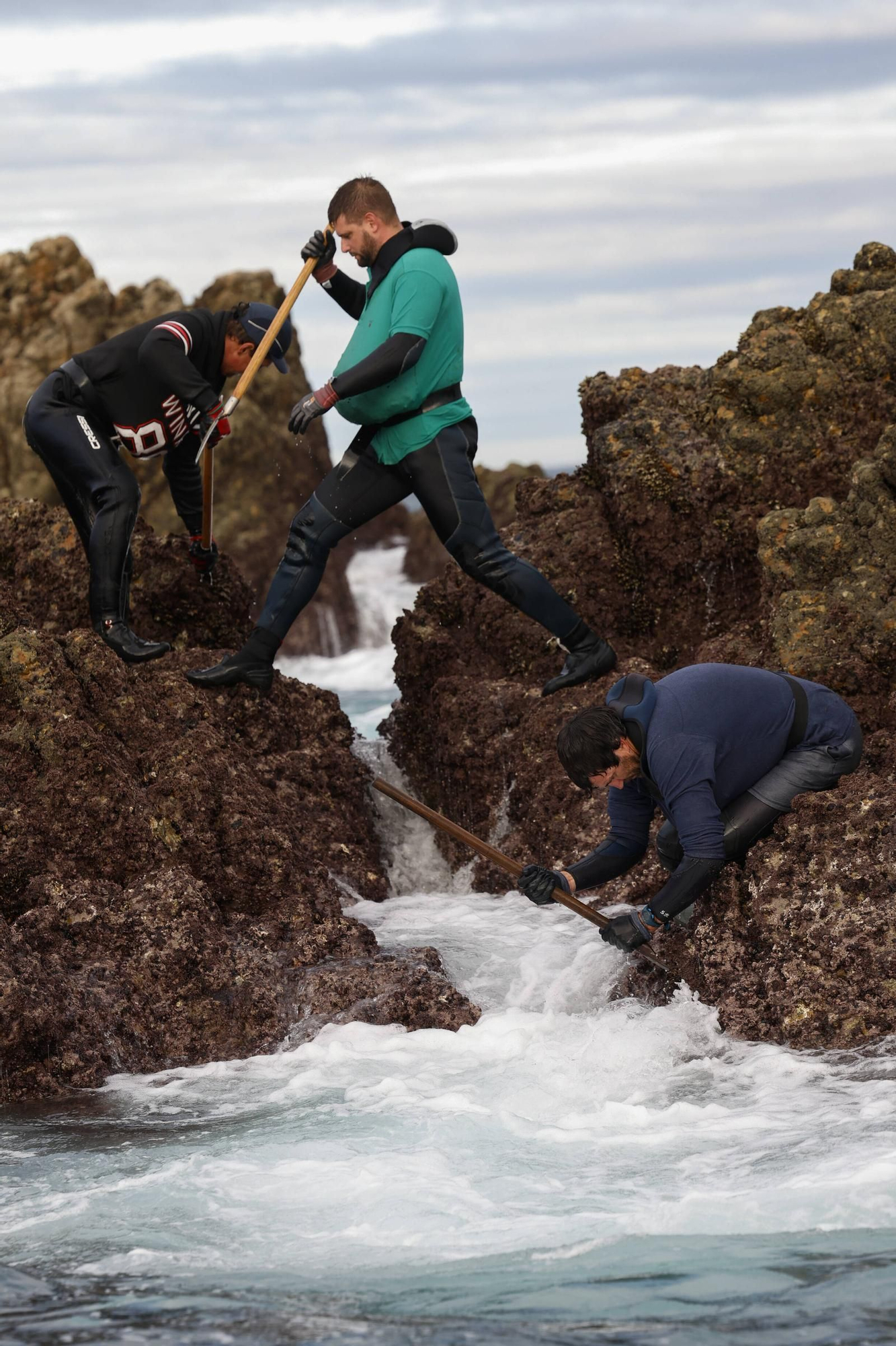 EN IMÁGENES: Así es la dura jornada de los perceberos del cabo Peñas: un oficio de alto riesgo a merced de las olas