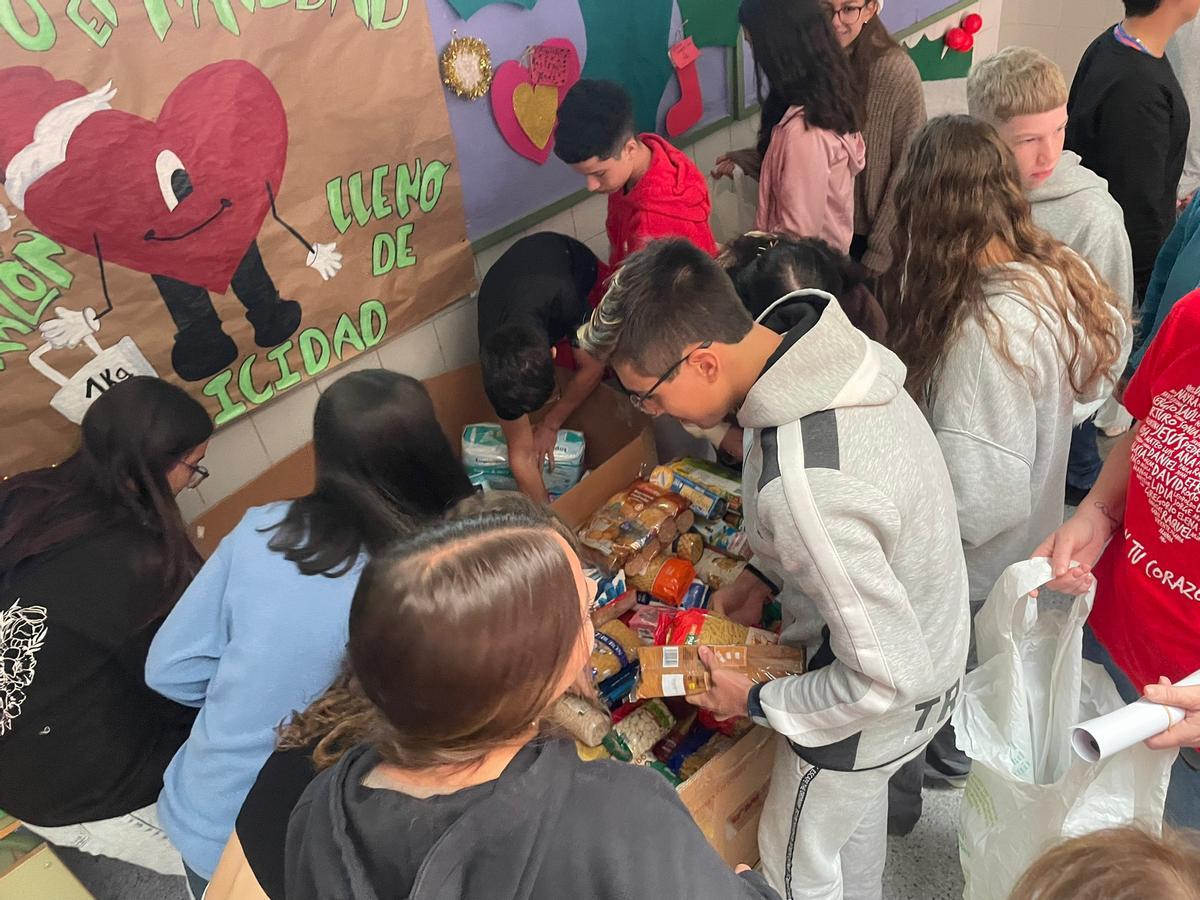 El alumnado colabora con la recogida de alimentos y las reparte en bolsas