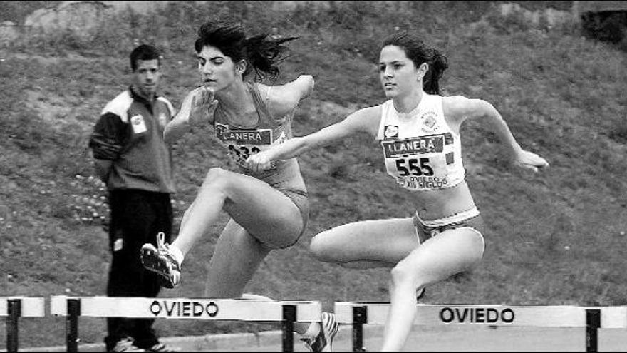 Dos de las deportistas que participaron en el Trofeo de la Ascensión, durante la prueba de vallas.