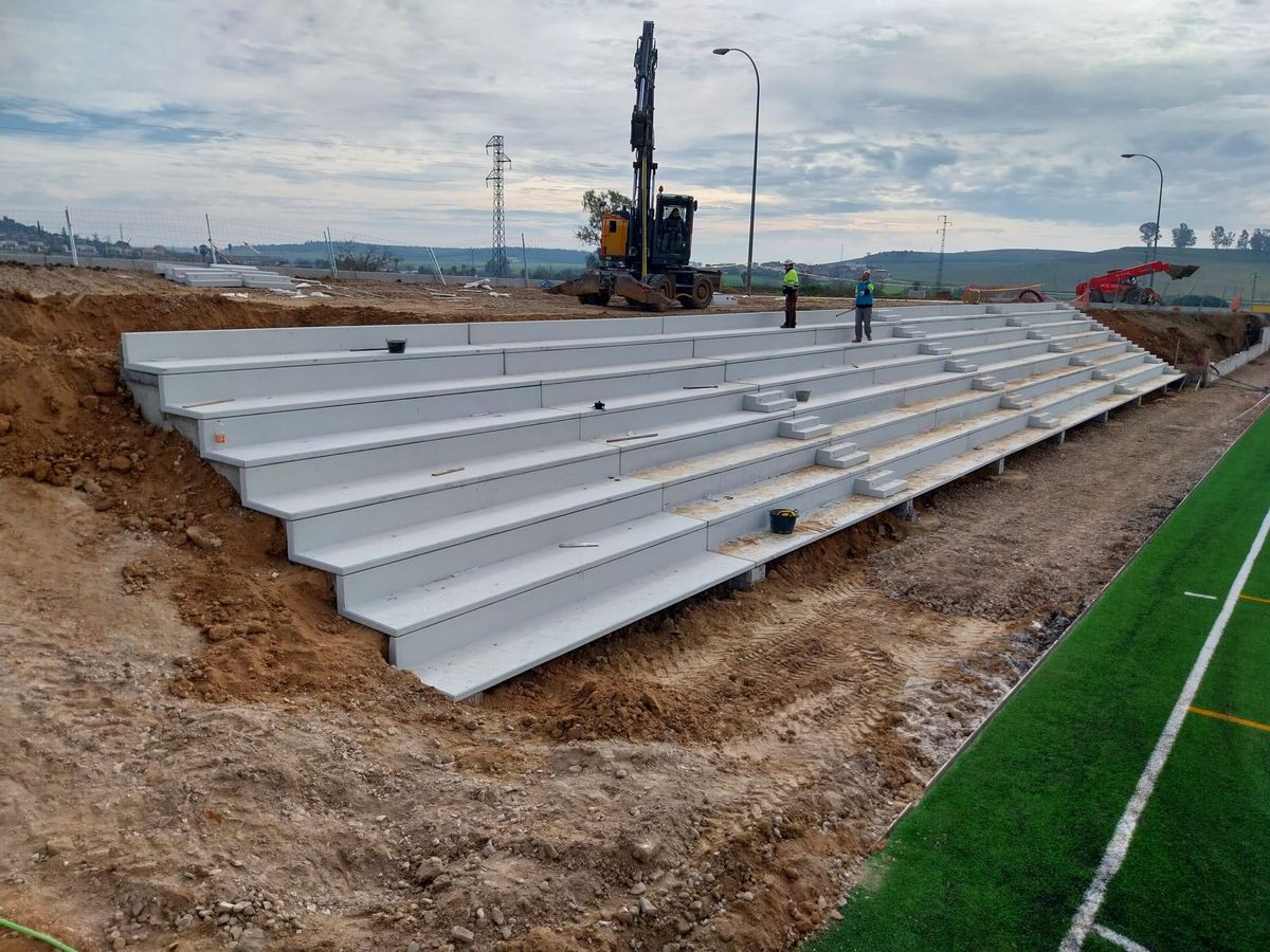 Obreros trabajando en la instalación de las gradas.