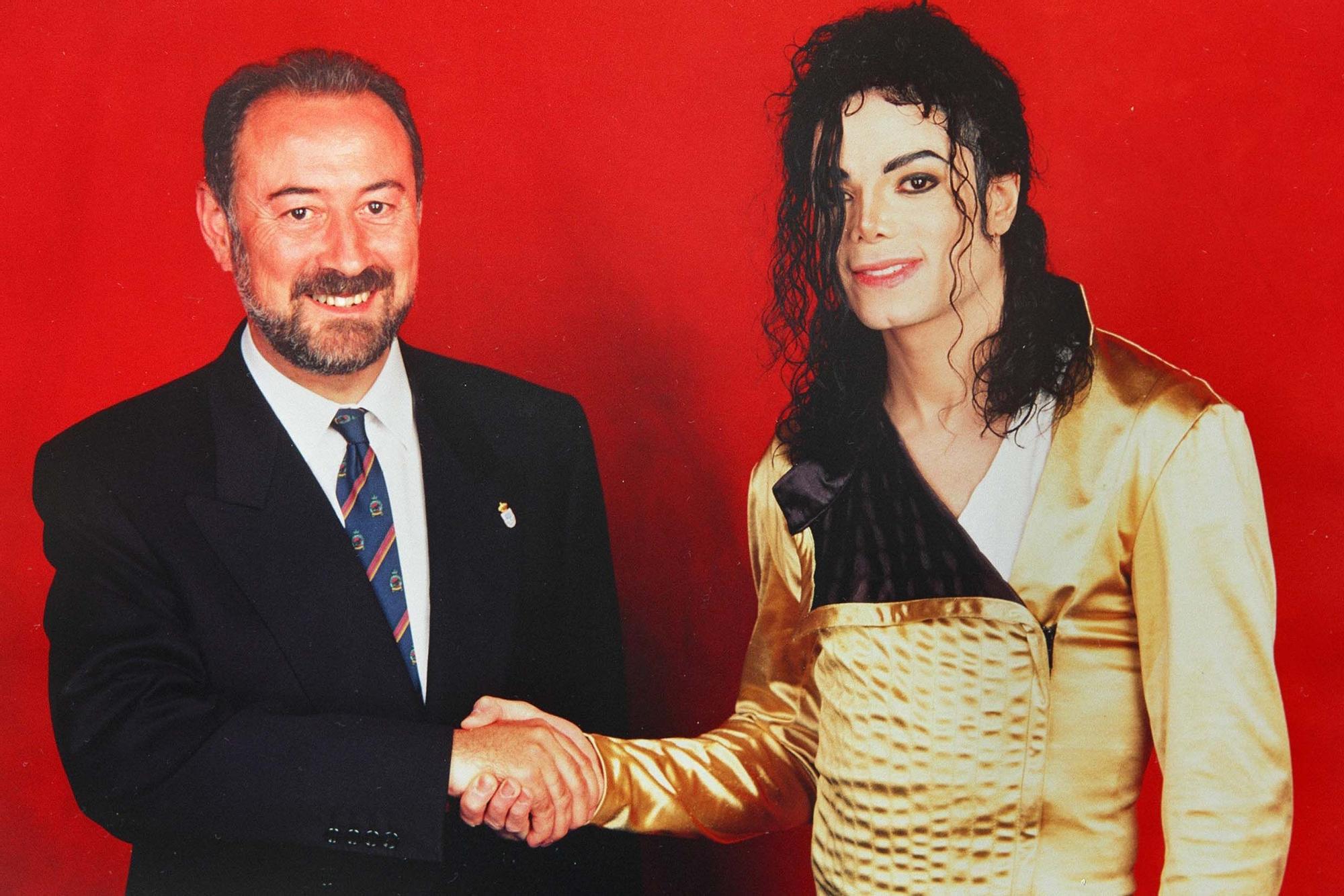 Gabino de Lorenzo se hace una foto con Michael Jackson en el set montado en el Tartiere