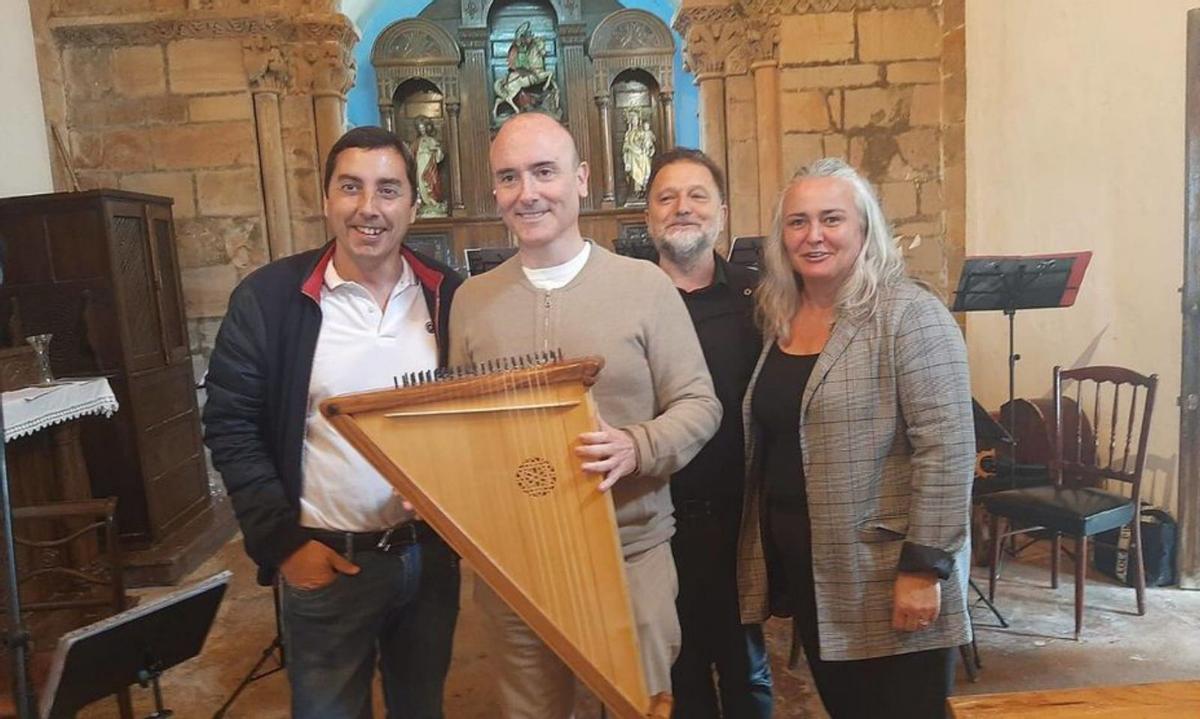 En la imagen de la izquierda, Gerardo Sanz, Pablo León, Manuel Paz  y Eva María Pérez, con la rota. Junto a estas líneas, asistentes al concierto de estreno, con Ramón Rodríguez, director del RIDEA, y el párroco  Valentín Castelao en  primer término. | L. P.