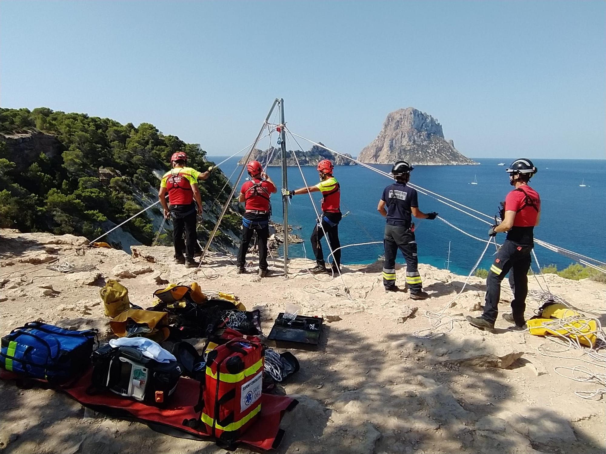 Herido grave un hombre al caer de una altura de 12 metros en Ibiza.