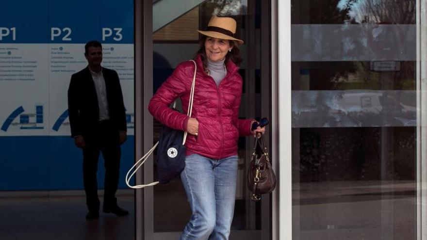 La Infanta Elena visita a su padre en el hospital.