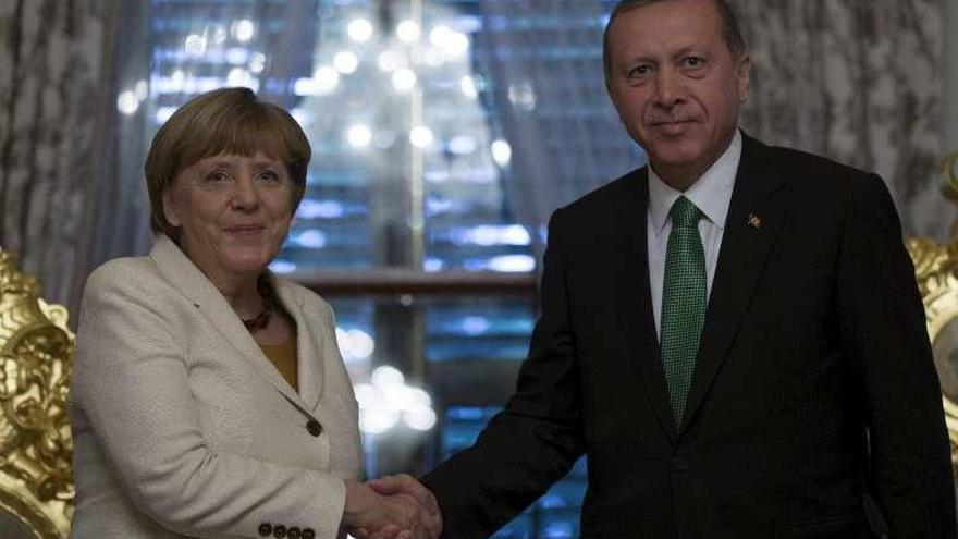 Merkel y Erdogan se saludan en Estambul. // Reuters