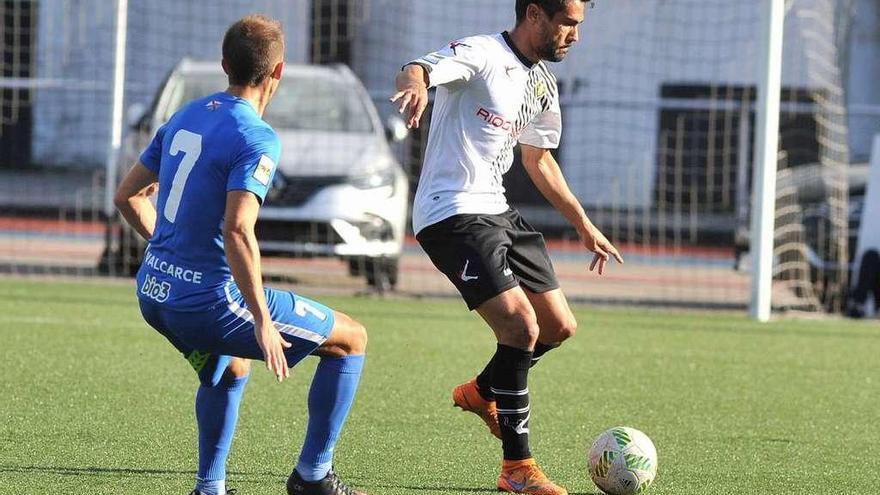 Noel Alonso controla el balón en el choque ante la Ponferradina.