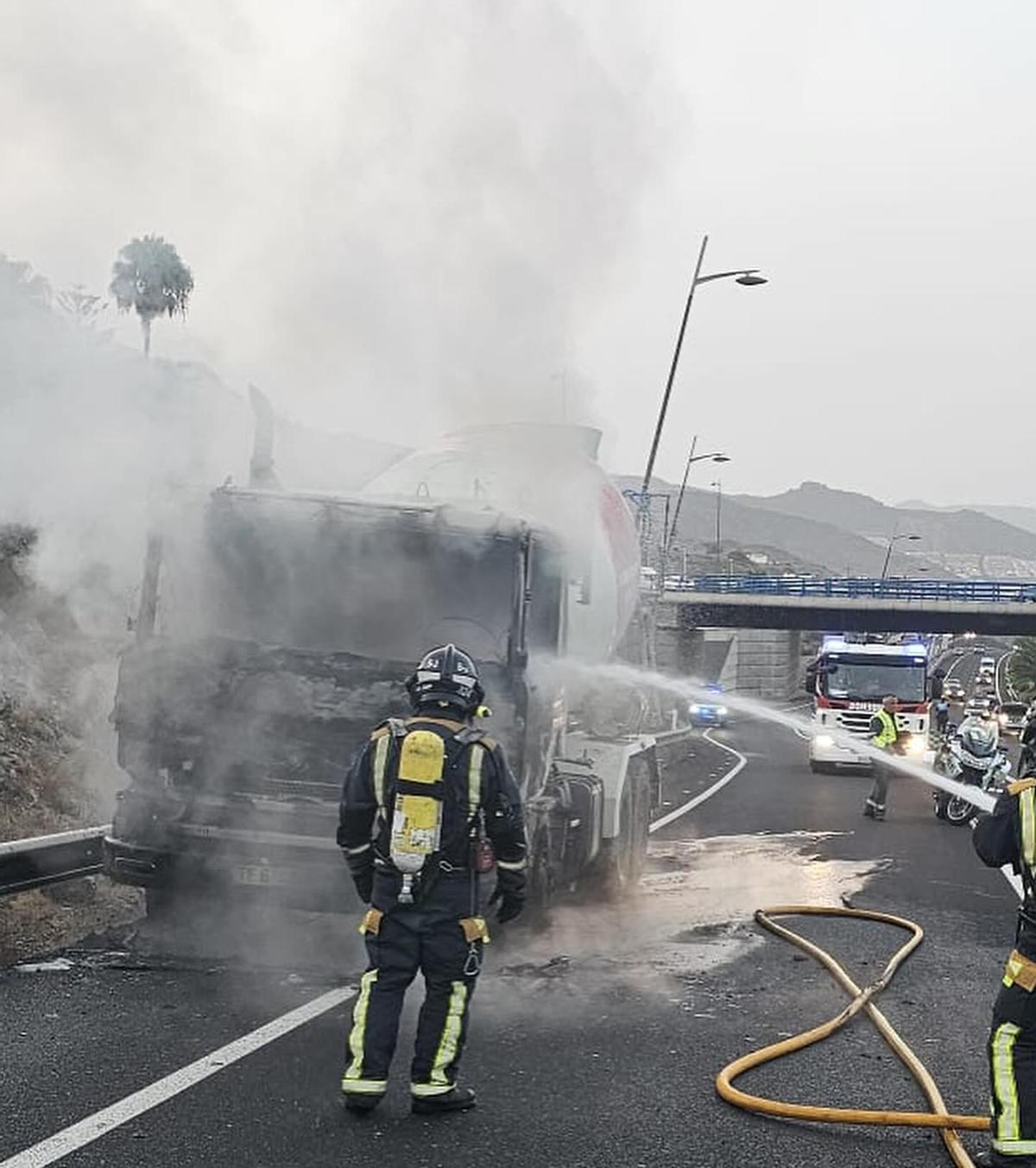 Vehículo incendiado en la autopista.