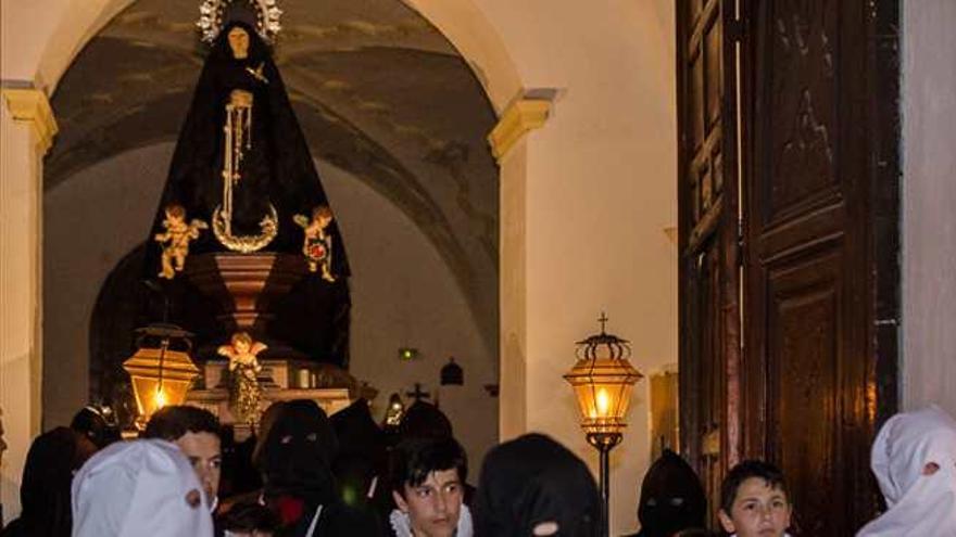 La Virgen de la Soledad salió desde el interior de la iglesia de San Francisco.