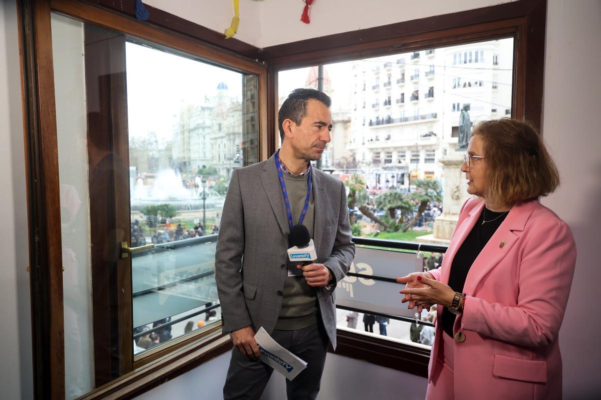 Alcaldes y alcaldesas copan el tercer día de balcón fallero de Levante-EMV