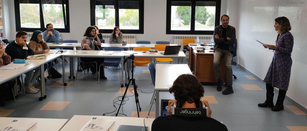 Nando López (derecha), durante su participación en el curso “Identidad, diversidad y visibilidad: contar la adolescencia”, en el CFIE de Zamora. | Cedida