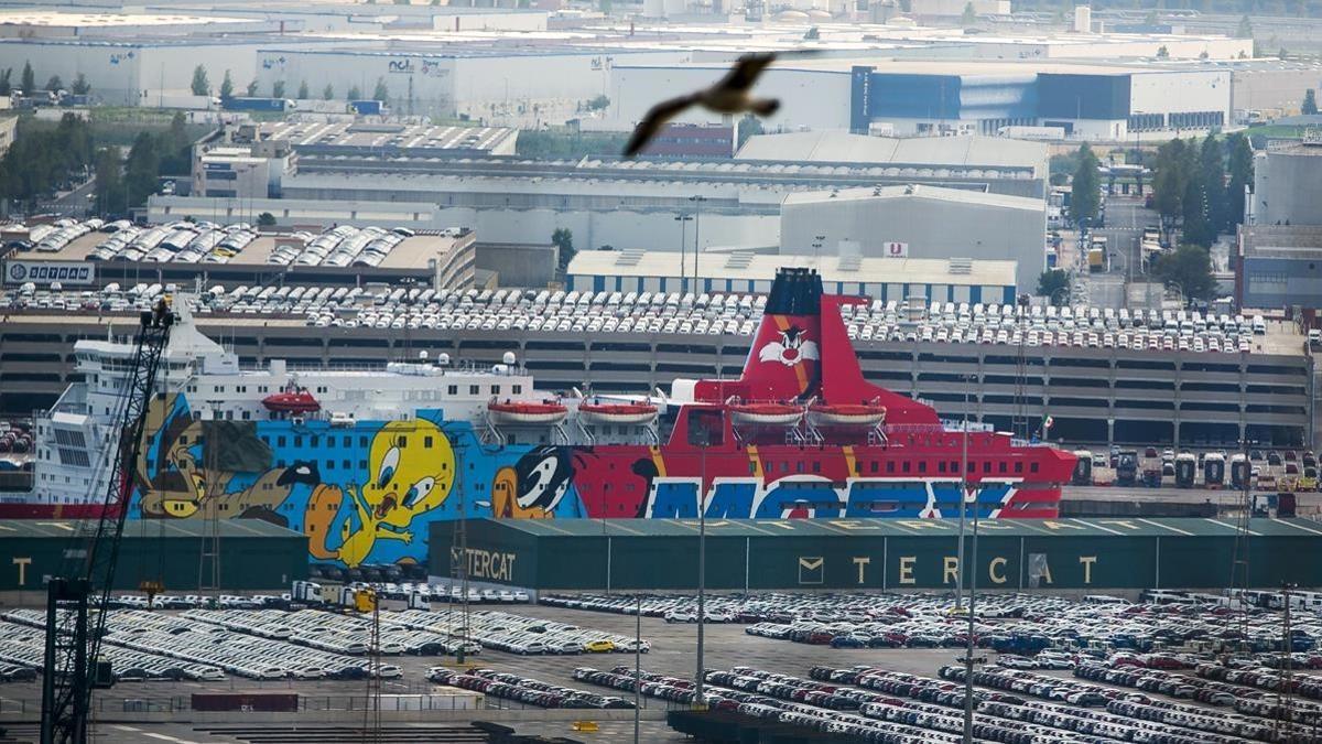 Barco con el dibujo de Piolín donde se aloja la  Policia Nacional  y la Guardia Civil  atracado en el puerto de Barcelona