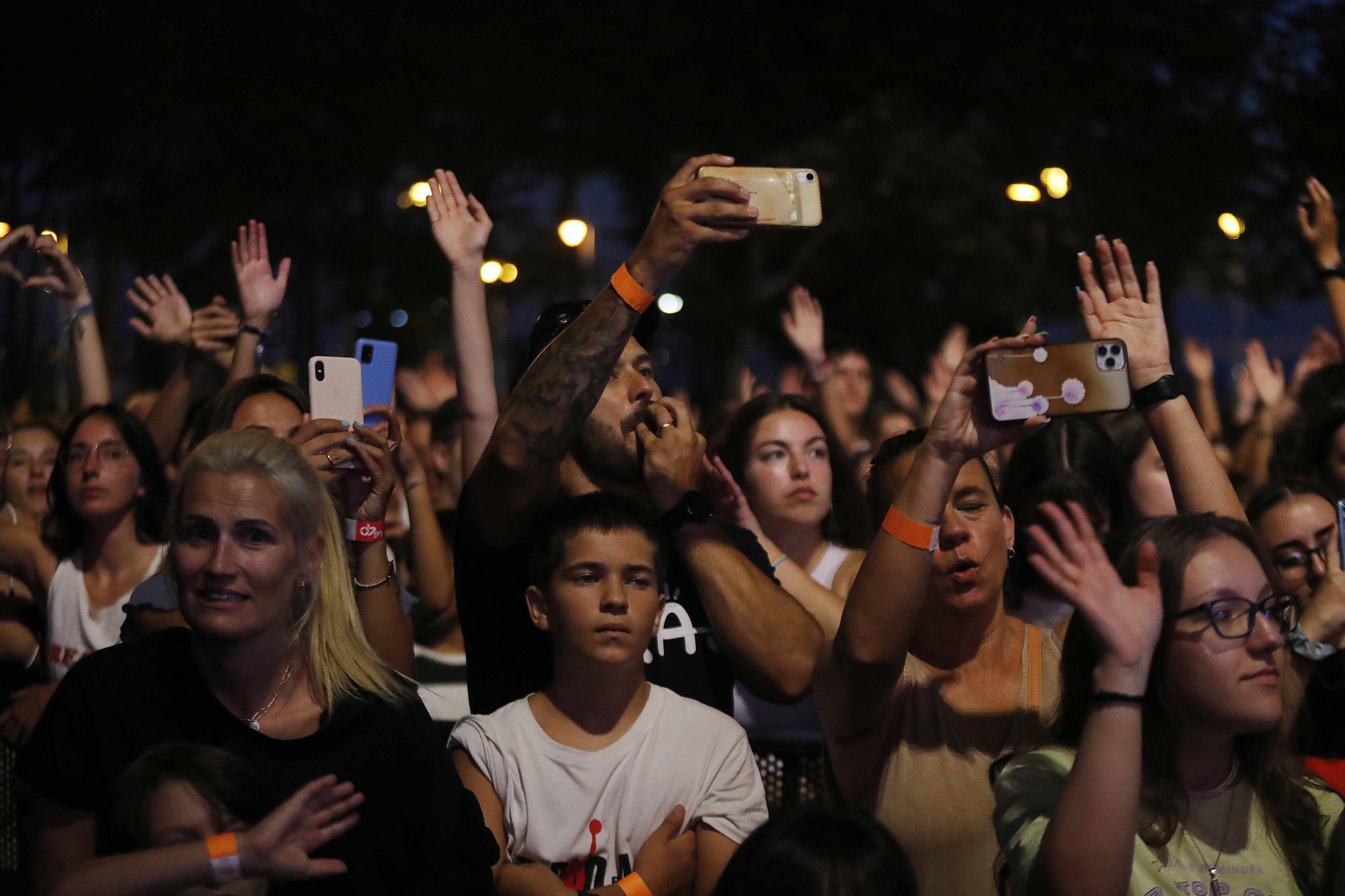 El pop de Los 40 Summer Live hace vibrar a miles de jóvenes en la playa de Samil