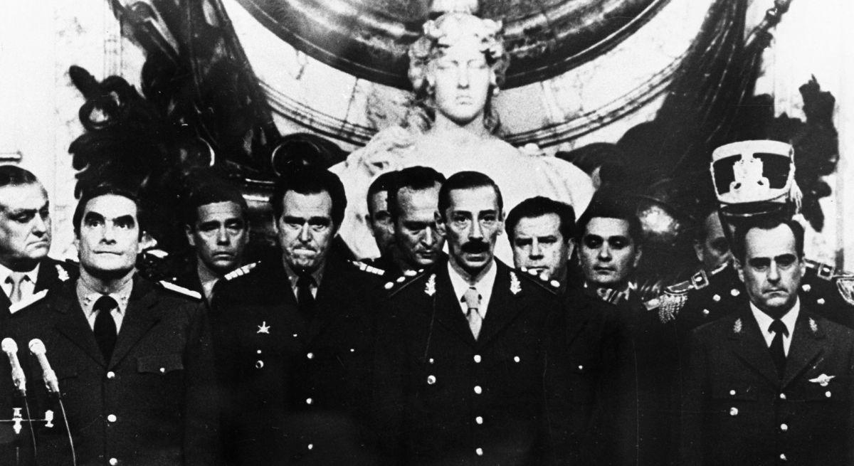 Ceremonia de investidura del primer gobernante de la dictadura argentina, Jorge Rafael Videla el 24 de marzo de 1976