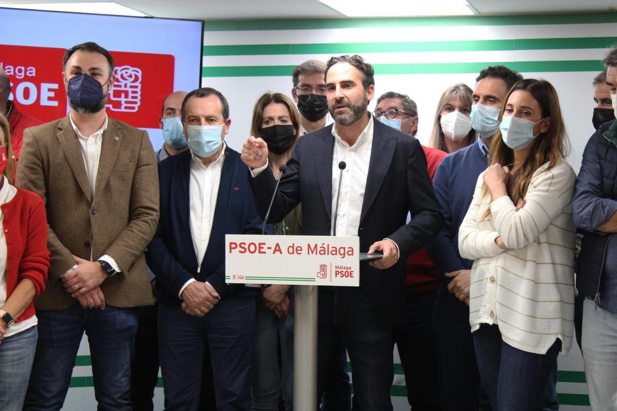 Dani Pérez interviene en la sede del PSOE tras conocer los resultados, rodeado por compañeros que apoyan su proyecto.