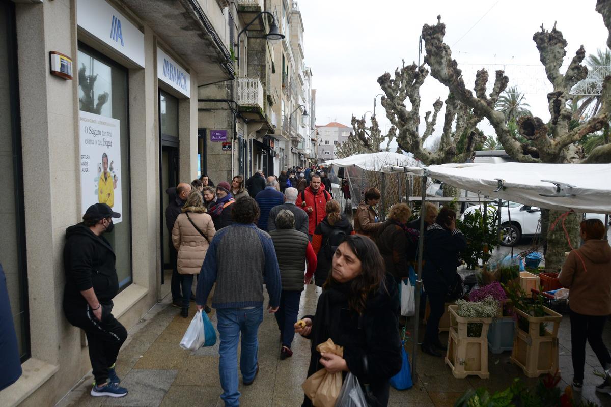 El Paseo de Eugenio Sequeiros, de Cangas, ayer lleno de gente por el mercadillo ambulante.