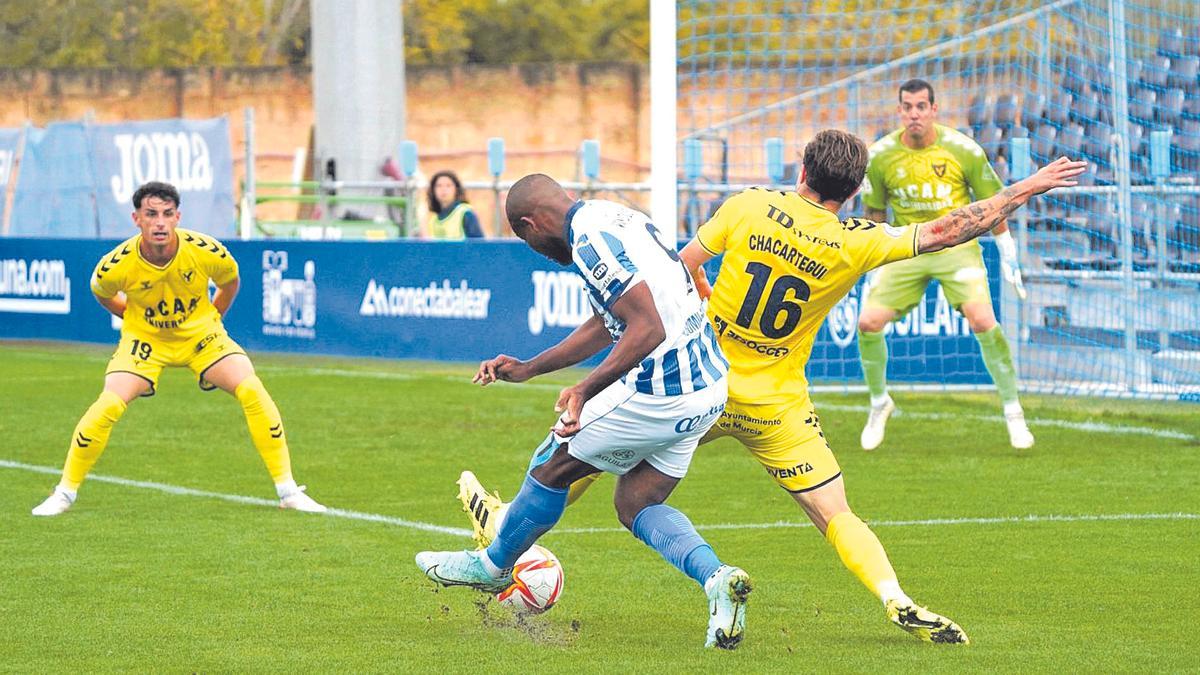 Chacartegui intenta blocar un remate de Vinicius Tanque, ex del Cartagena, durante la primera parte del choque.