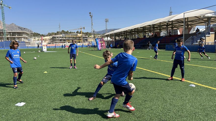 El Campus Barça Academy de La Nucía acoge a más de 100 niños
