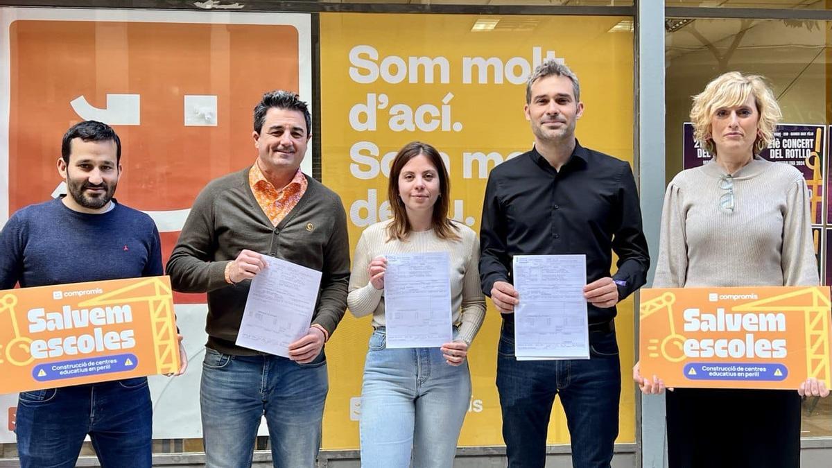 Marzà, R%amos, Nebot, Fullana y Ruiz, con los documentos de los presupuestos del Edificant.