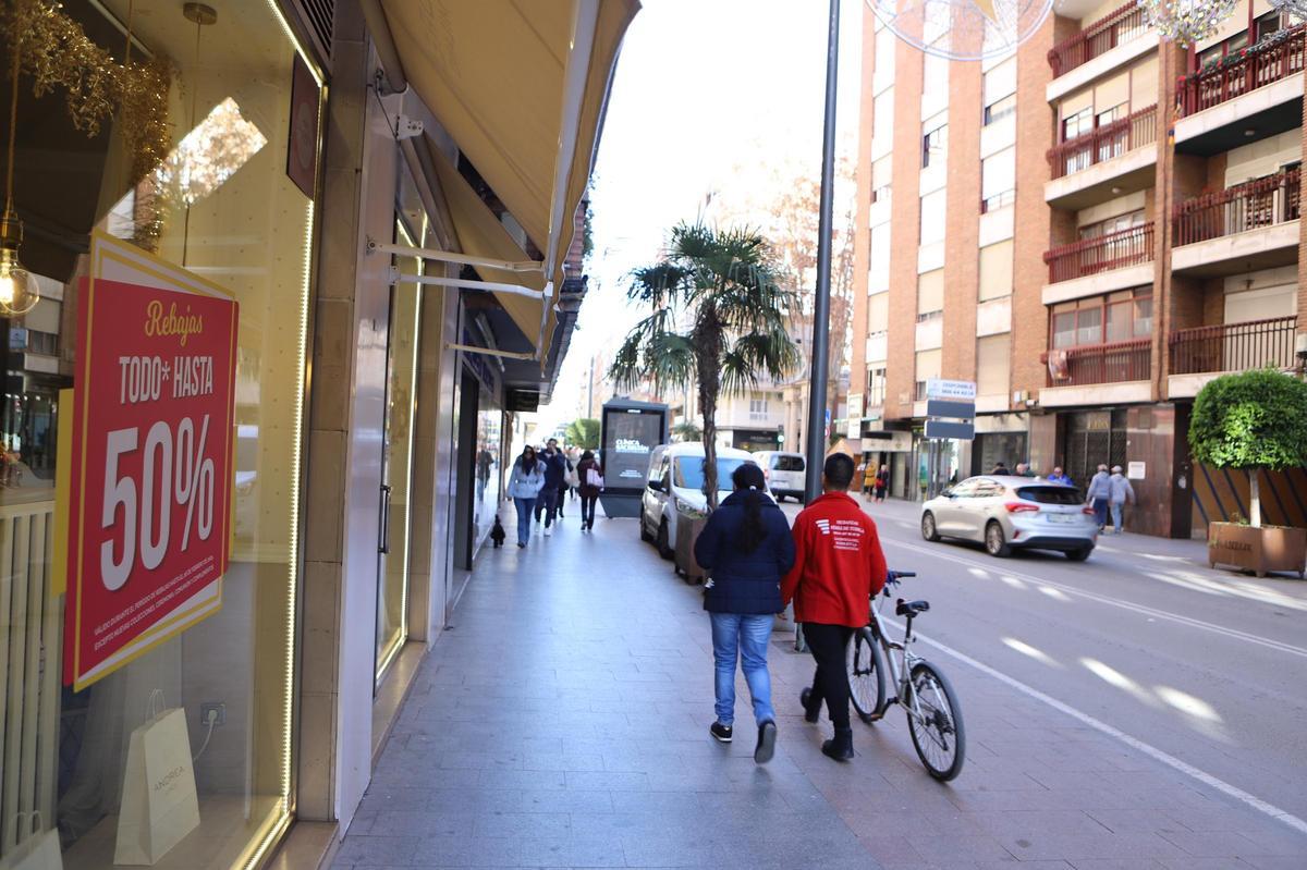 Establecimiento de Lorca con un cartel de rebajas.