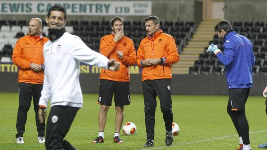 Ricardo Costa y Diego Alves, en el campo del Swansea y, detrás de ellos, el cuerpo técnico.