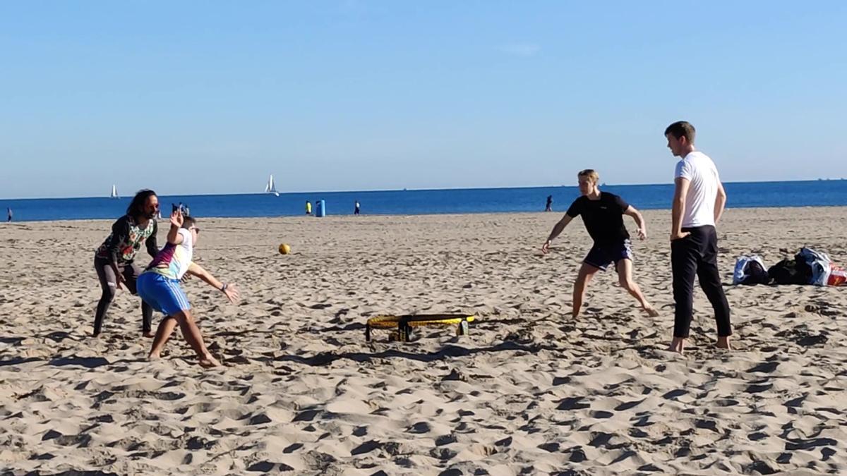 El curioso deporte que verás practicar en las playas y el río de València