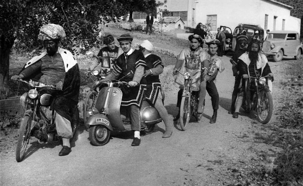 Els reis d’Orient visiten el Preventori muntats en Vespes i altres motocicletes (6 de gener de 1955).