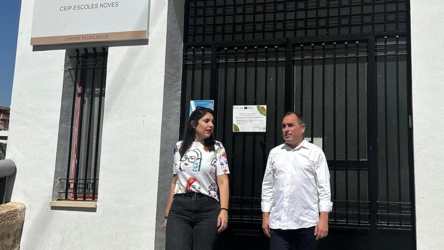 La portavoz de Acord per Guanyar, Virginia Moriel, y el concejal Marcelino Giménez en el CEIP Escoles Noves, uno de los afectados