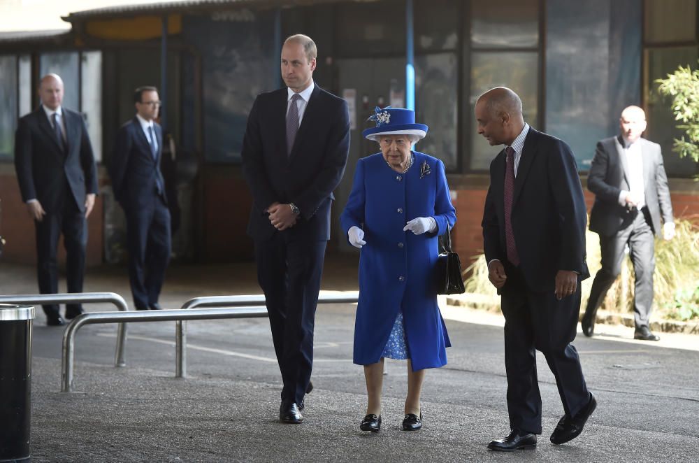 La Reina visita a las víctimas del incendio