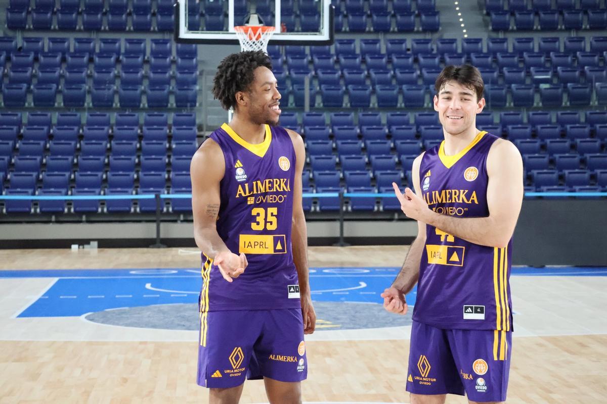 Francis Nwaokorie, a la izquierda, y Pablo Longarela, en el Palacio de los Deportes de Oviedo
